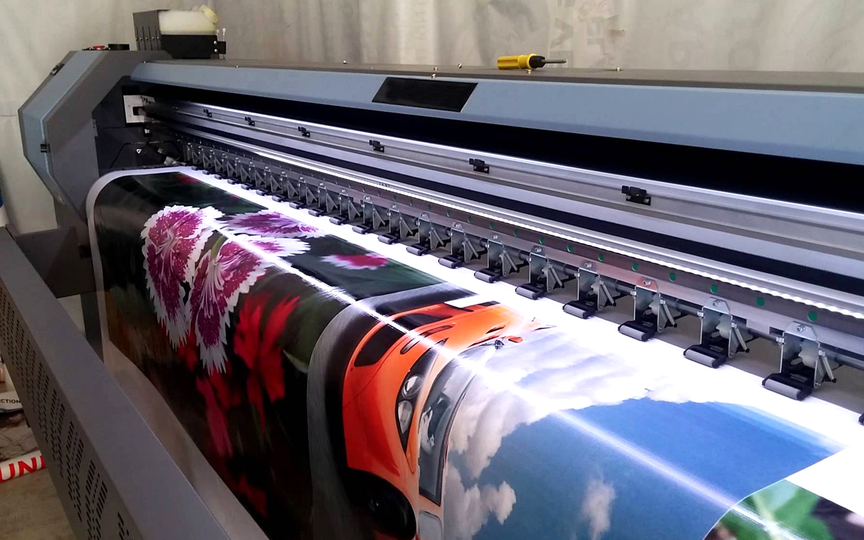 Широкоформатная печать на пленке для световых коробов